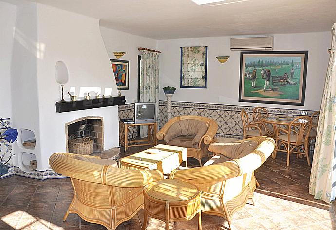 Open plan living room with dining area. . - Villa Adelaide . (Fotogalerie) }}