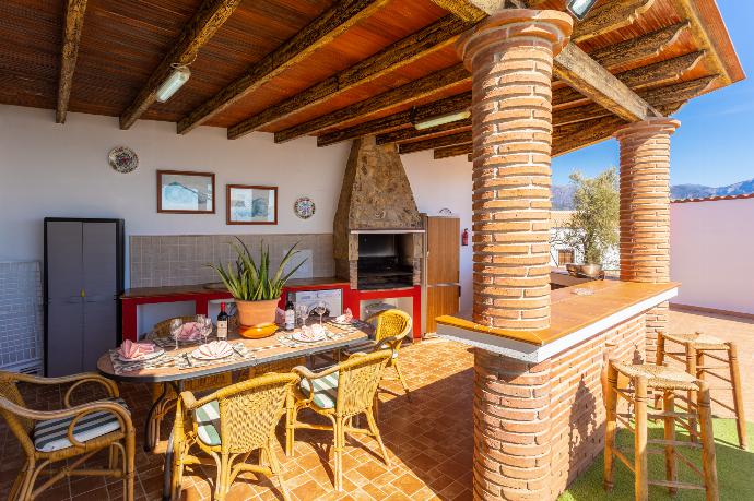 Sheltered terrace area with BBQ . - Villa Cortijo Martin . (Fotogalerie) }}