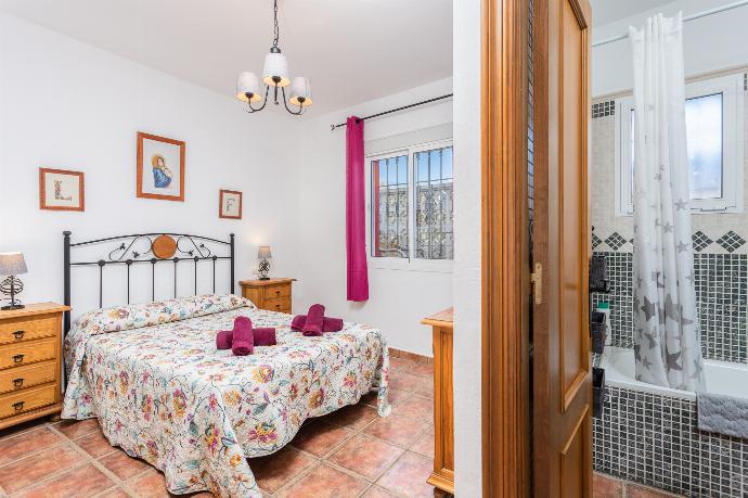 Double bedroom with en suite bathroom and A/C . - Villa Cortijo Martin . (Photo Gallery) }}