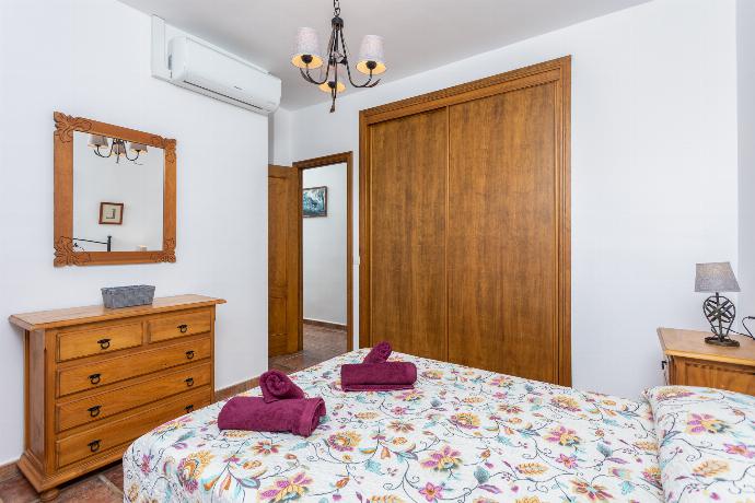 Double bedroom with en suite bathroom and A/C . - Villa Cortijo Martin . (Photo Gallery) }}