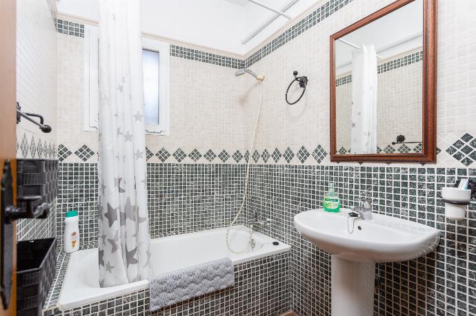 En suite bathroom with bath and shower . - Villa Cortijo Martin . (Fotogalerie) }}