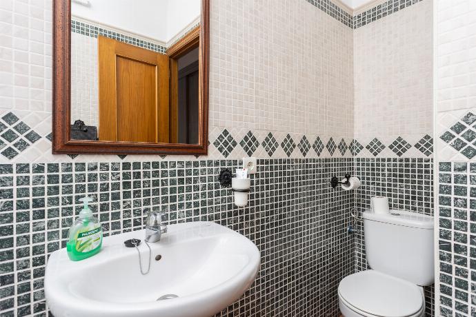 En suite bathroom with bath and shower . - Villa Cortijo Martin . (Fotogalerie) }}