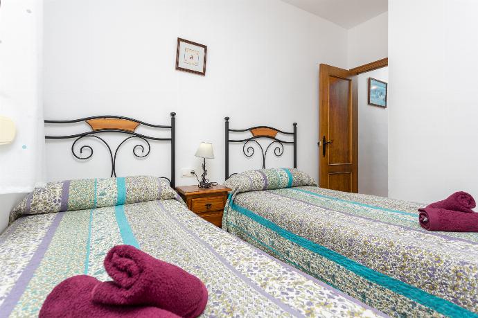 Twin bedroom with A/C . - Villa Cortijo Martin . (Photo Gallery) }}