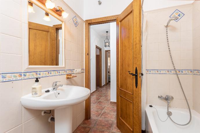 Family bathroom with bath and shower . - Villa Cortijo Martin . (Fotogalerie) }}