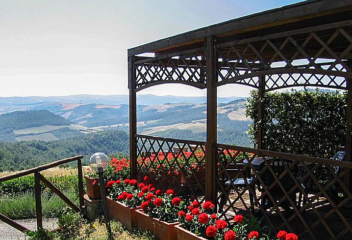 Sheltered terrace area with panoramic countryside views . - Casale Donatelli . (Galerie de photos) }}