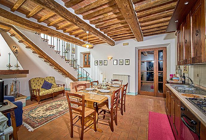 Open-plan living room with sofas, dining area, kitchen and WiFi internet . - Casale Donatelli . (Fotogalerie) }}