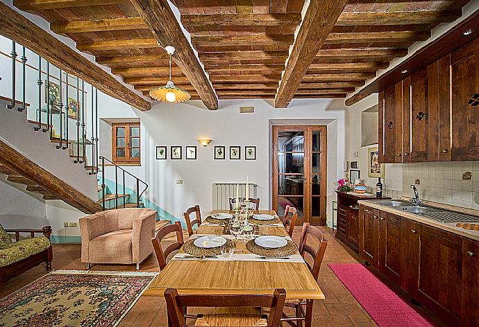 Open-plan living room with sofas, dining area, kitchen and WiFi internet . - Casale Donatelli . (Fotogalerie) }}