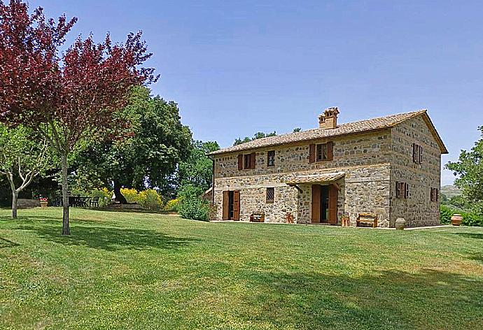 Garden area . - Casale Donatelli . (Fotogalerie) }}