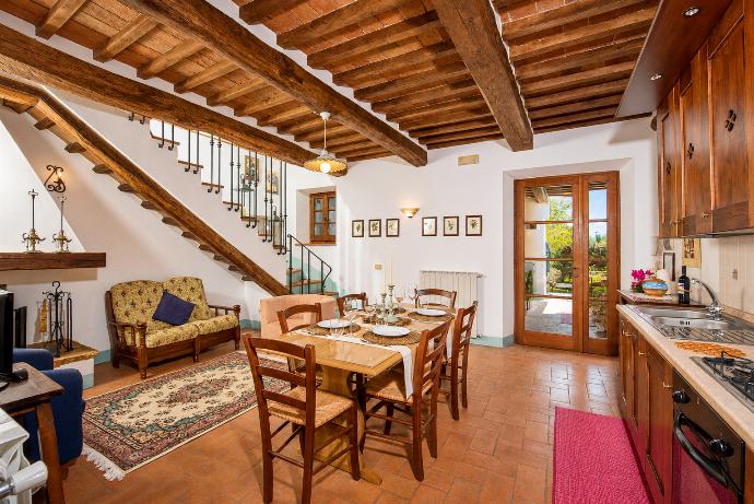 Open-plan living room with sofas, dining area, kitchen and WiFi internet . - Casale Donatelli . (Photo Gallery) }}