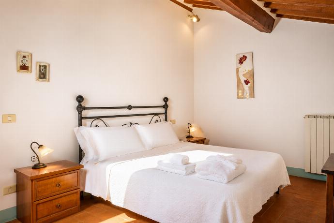 Double bedroom . - Casale Donatelli . (Photo Gallery) }}