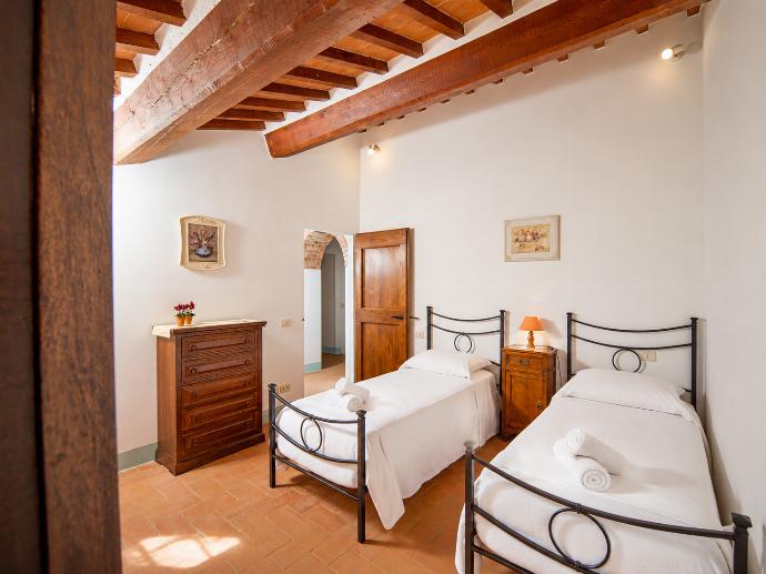 Twin bedroom . - Casale Donatelli . (Photo Gallery) }}