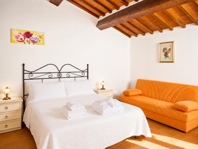 Double bedroom . - Casale Donatelli . (Photo Gallery) }}