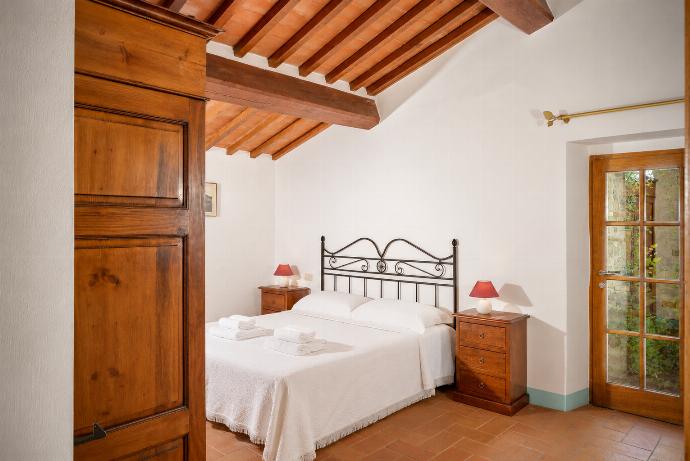 Double bedroom . - Casale Donatelli . (Photo Gallery) }}