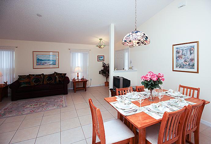 Open-plan living room with dining area and kitchen. . - Villa Laurels . (Fotogalerie) }}