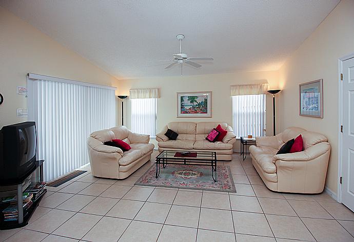 Open-plan living room with dining area and kitchen. . - Villa Laurels . (Photo Gallery) }}