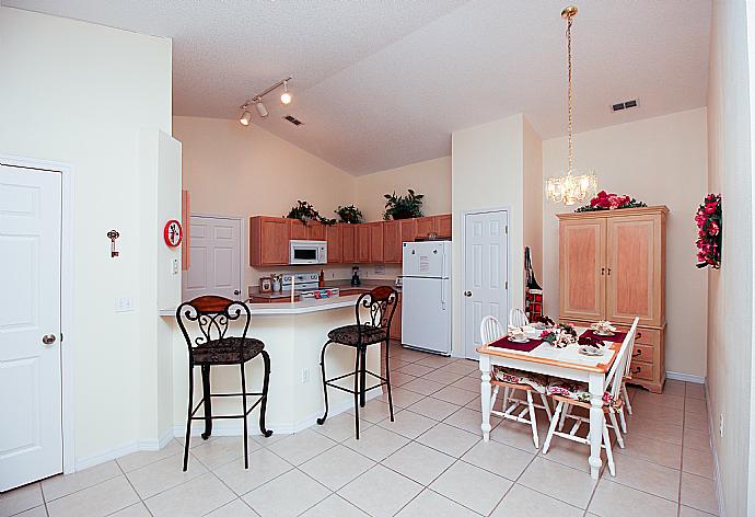 Open-plan living room with dining area and kitchen. . - Villa Laurels . (Galleria fotografica) }}