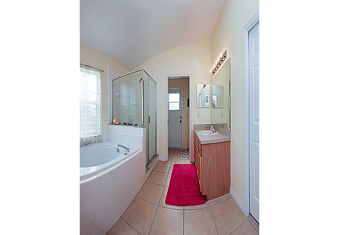 Bathroom with shower. . - Villa Laurels . (Fotogalerie) }}