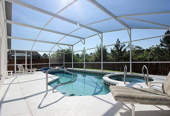 Private pool area with sunbeds. . - Villa Laurels . (Fotogalerie) }}