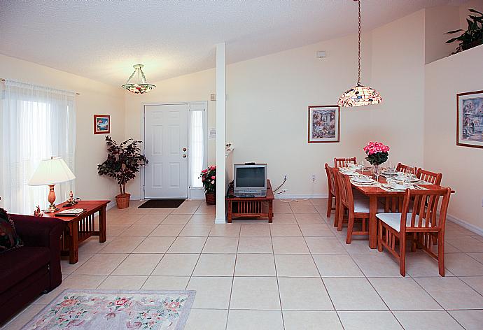 Open-plan living room with dining area and kitchen. . - Villa Laurels . (Galerie de photos) }}