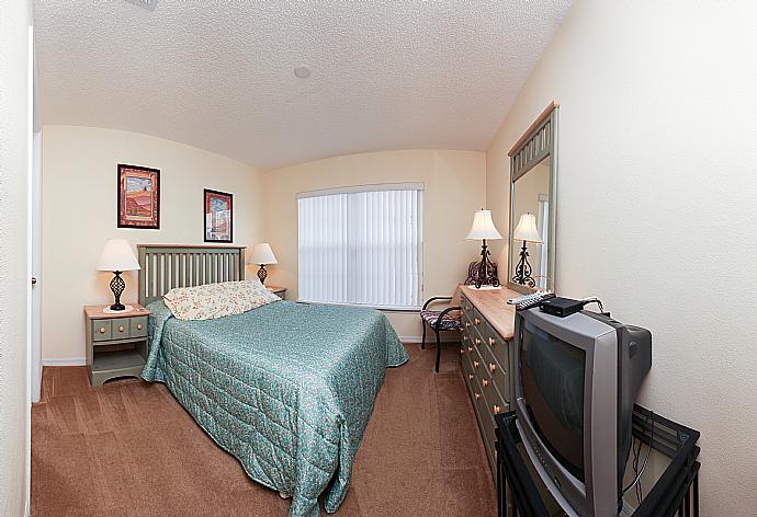 Double bedroom with TV. . - Villa Laurels . (Photo Gallery) }}