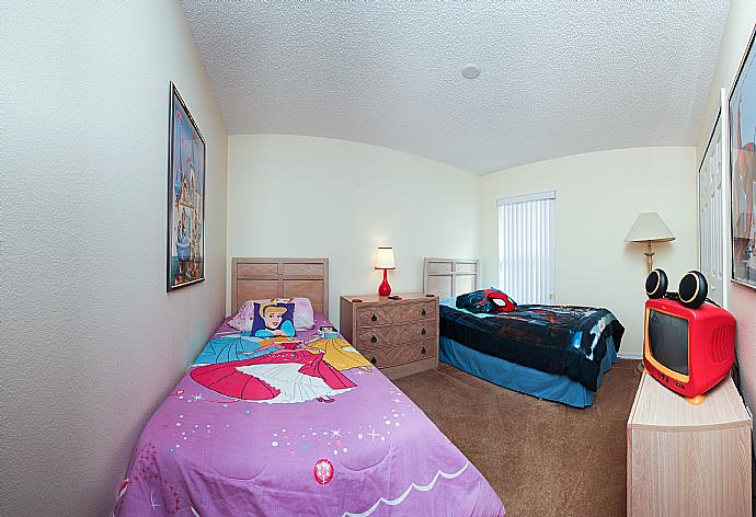 Twin bedroom with TV. . - Villa Laurels . (Photo Gallery) }}