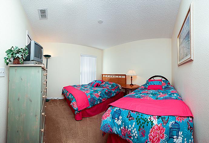 Twin bedroom with TV. . - Villa Laurels . (Galería de imágenes) }}