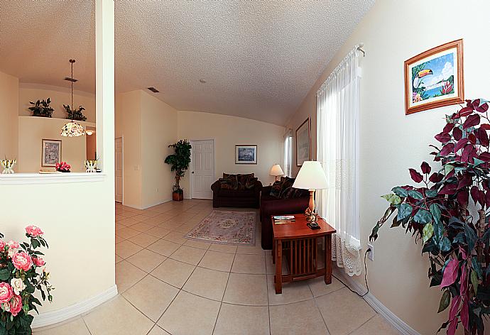 Open-plan living room with dining area and kitchen. . - Villa Laurels . (Galerie de photos) }}