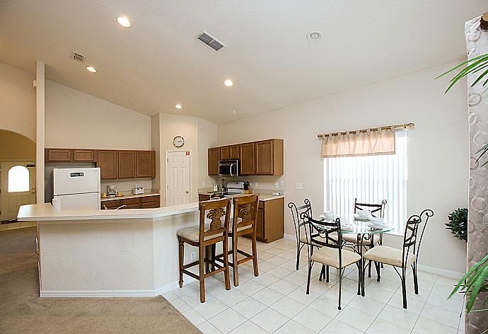 Open-plan living room with equipped kitchen and dining area. . - Villa Springfield . (Photo Gallery) }}