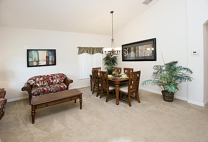 Open-plan living room with equipped kitchen and dining area. . - Villa Springfield . (Photo Gallery) }}