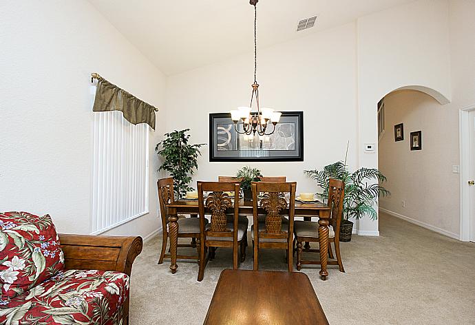 Open-plan living room with equipped kitchen and dining area. . - Villa Springfield . (Galerie de photos) }}