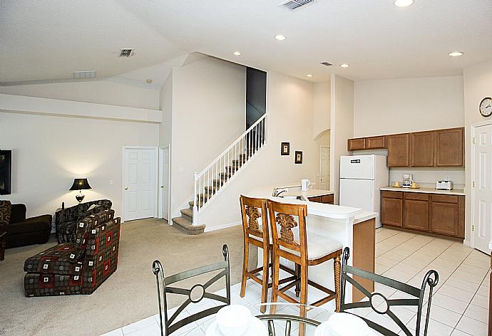 Open-plan living room with equipped kitchen and dining area. . - Villa Springfield . (Photo Gallery) }}