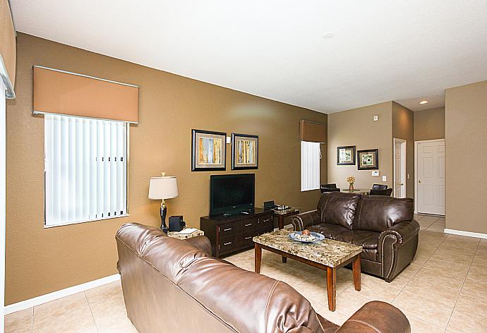 Open-plan living room with equipped kitchen and dining area. . - Villa Sunnyside . (Photo Gallery) }}