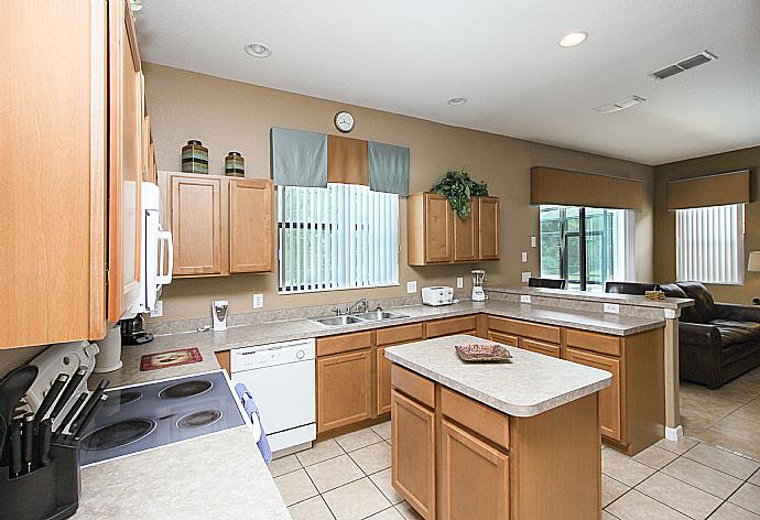 Open-plan living room with equipped kitchen and dining area. . - Villa Sunnyside . (Photo Gallery) }}