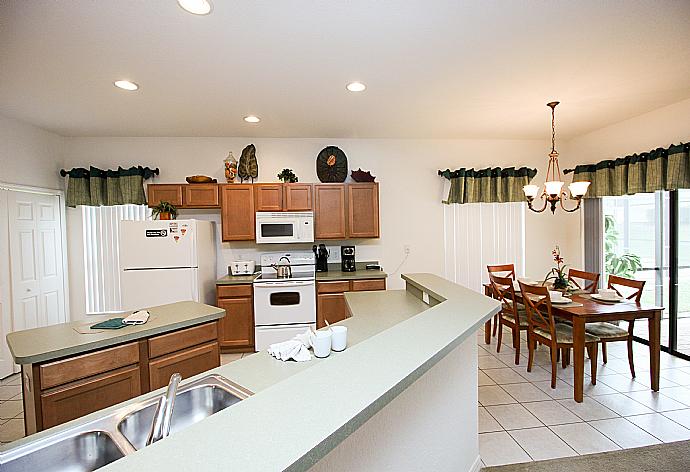 Open-plan living room with equipped kitchen and dining area. . - Villa Dream Weaver . (Photo Gallery) }}