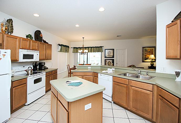 Open-plan living room with equipped kitchen and dining area. . - Villa Dream Weaver . (Photo Gallery) }}