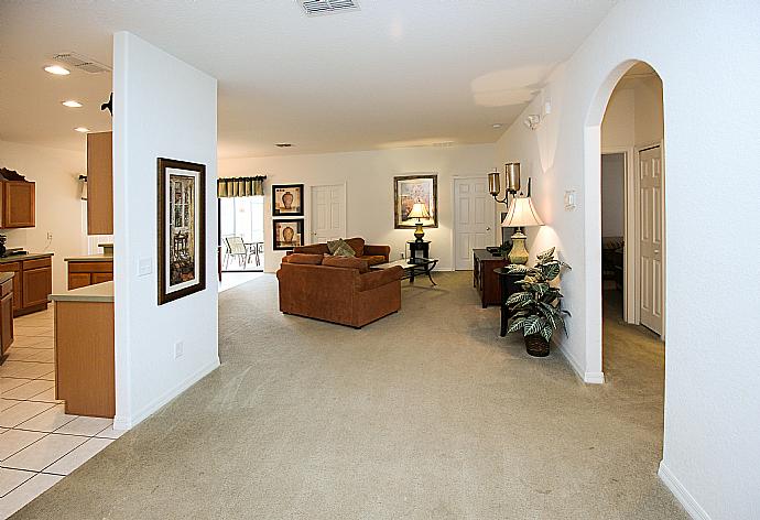 Open-plan living room with equipped kitchen and dining area. . - Villa Dream Weaver . (Galería de imágenes) }}