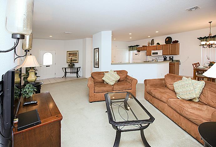 Open-plan living room with equipped kitchen and dining area. . - Villa Dream Weaver . (Fotogalerie) }}