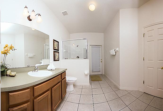 Bathroom with shower. . - Villa Dream Weaver . (Fotogalerie) }}