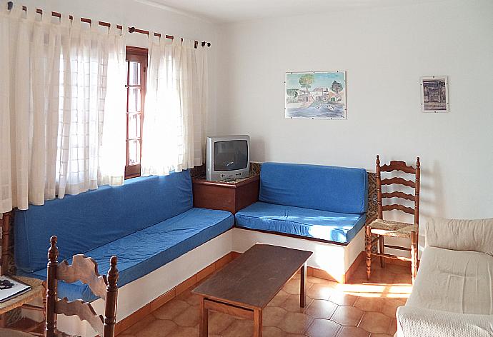 Open-plan living room with sofas, dining area, kitchen, WiFi internet, and TV . - Barber Apartment . (Galería de imágenes) }}