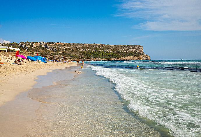 Son Bou Beach . - Barber Apartment . (Галерея фотографий) }}