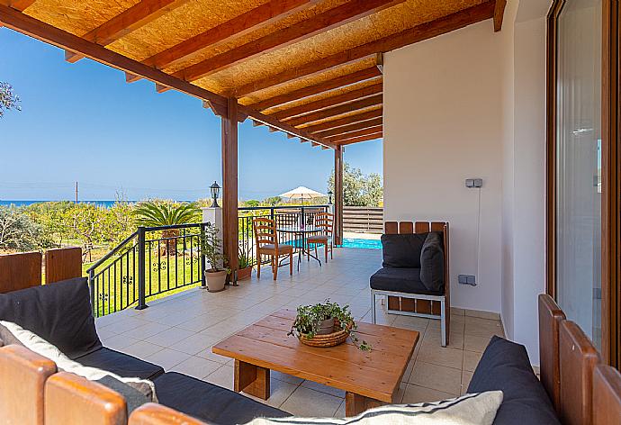 Sheltered terrace area with sea views . - Villa Sunset . (Fotogalerie) }}