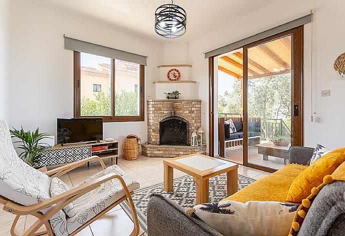 Open-plan living room with sofa, dining area, kitchen, ornamental fireplace, A/C, WiFi internet, satellite TV, and terrace access with sea views . - Villa Sunset . (Galleria fotografica) }}