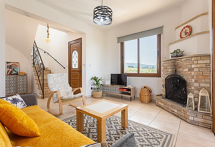 Open-plan living room with sofa, dining area, kitchen, ornamental fireplace, A/C, WiFi internet, satellite TV, and terrace access with sea views . - Villa Sunset . (Fotogalerie) }}