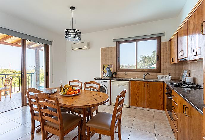 Open-plan living room with sofa, dining area, kitchen, ornamental fireplace, A/C, WiFi internet, satellite TV, and terrace access with sea views . - Villa Sunset . (Galerie de photos) }}