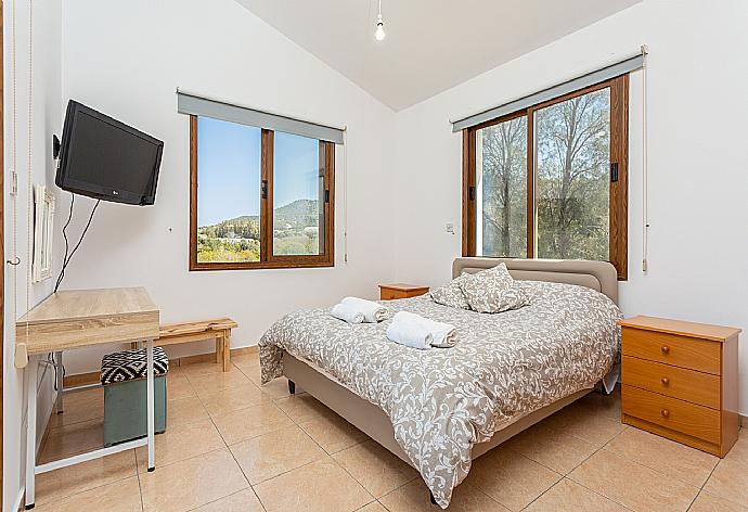 Double bedroom with en suite bathroom, A/C, TV, and upper terrace access with sea views . - Villa Sunset . (Galerie de photos) }}