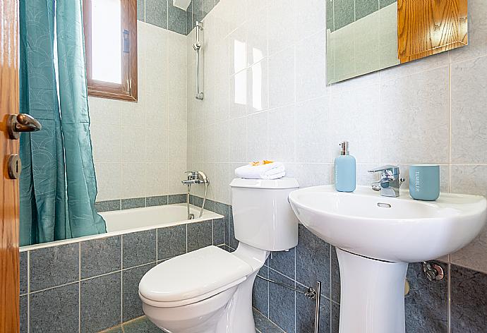 En suite bathroom with bath and shower . - Villa Sunset . (Photo Gallery) }}