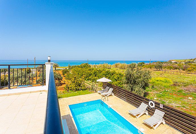 View of pool from upper terrace area . - Villa Sunset . (Fotogalerie) }}