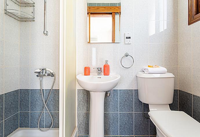 En suite bathroom with shower . - Villa Sunset . (Galería de imágenes) }}