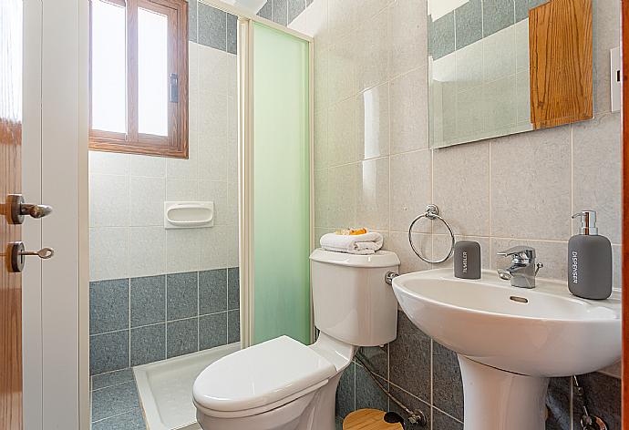 Family bathroom with shower . - Villa Sunset . (Galería de imágenes) }}