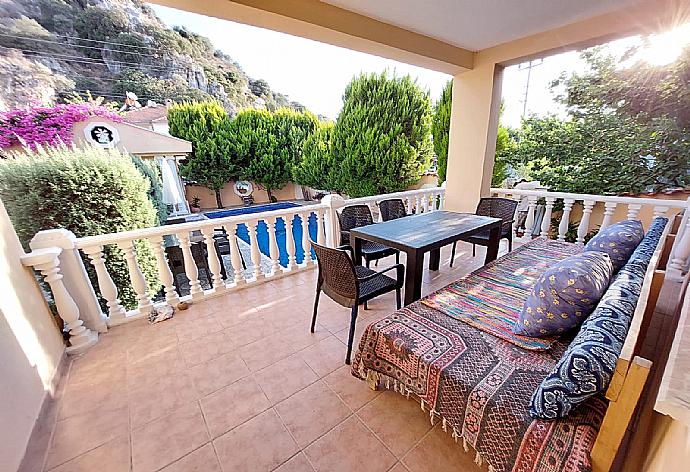 Private balcony . - Dalyan Palace . (Fotogalerie) }}